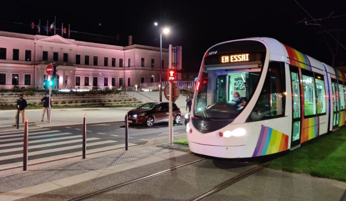 Les Nouvelles Rames Du Tramway En Essais De Nuit Sur La Ligne A Dans