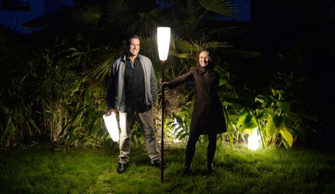 Un couple angevin invente le lampadaire sans fil et connecté