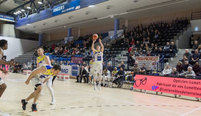 Basket : l’Etoile Angers Basket retrouve le chemin de la victoire