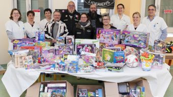 L’association Les Guidons Cools Ligériens remet des jouets pour les enfants hospitalisés