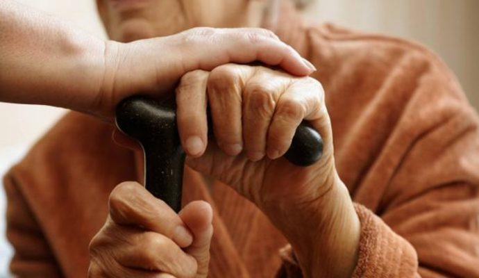Covid-19 : les personnes âgées de plus en plus touchées