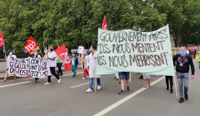Entre 400 et 500 soignants ont manifesté devant le CHU d’Angers