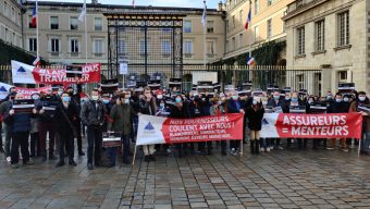 Restaurateurs, cafetiers et hôteliers manifestent devant la préfecture de Maine-et-Loire