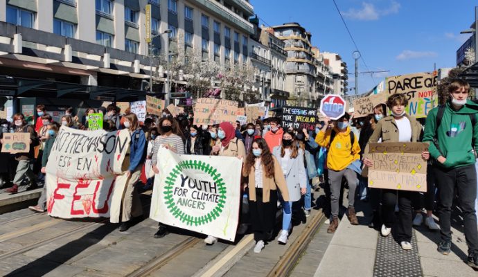 Entre 500 et 600 jeunes ont manifesté à Angers pour le climat