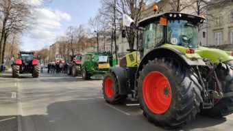 Prix des carburants : les entrepreneurs de travaux agricoles mènent une opération escargot à Angers