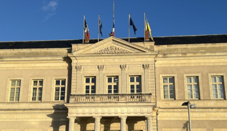 Drapeaux en berne mairie d'Angers