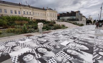 Plus de 400 portraits d’angevins à découvrir devant l’hôtel de ville